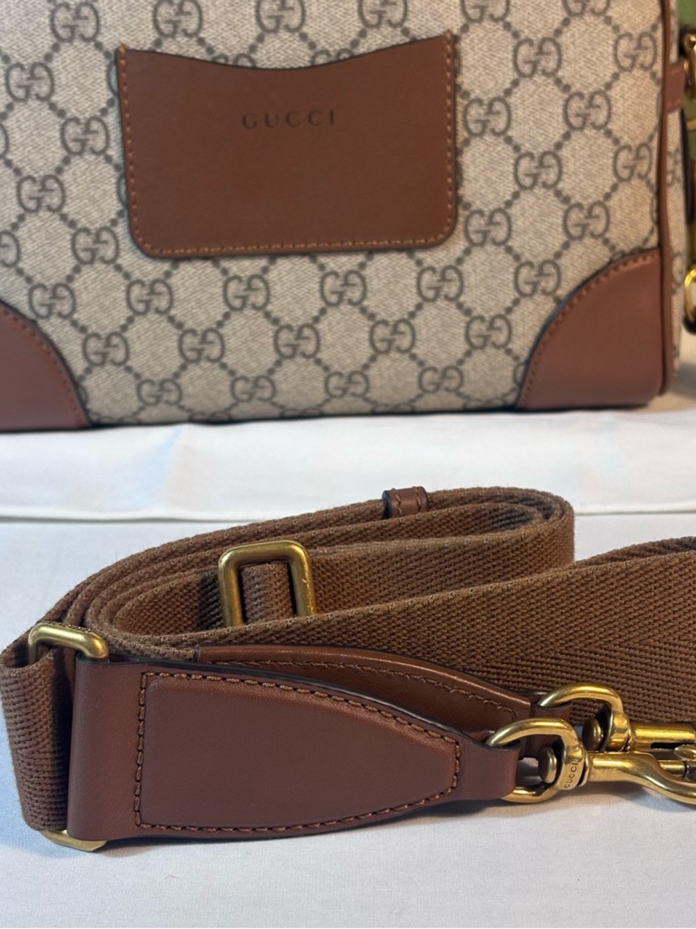 Beautiful Gucci Small Emblem Crossbody - Picture 12 of 16